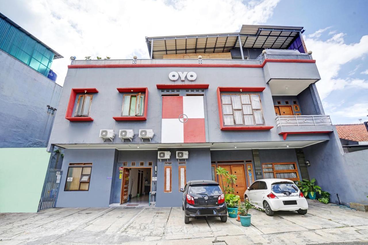 Oyo 1932 Srimahi Residence Бандунг Экстерьер фото