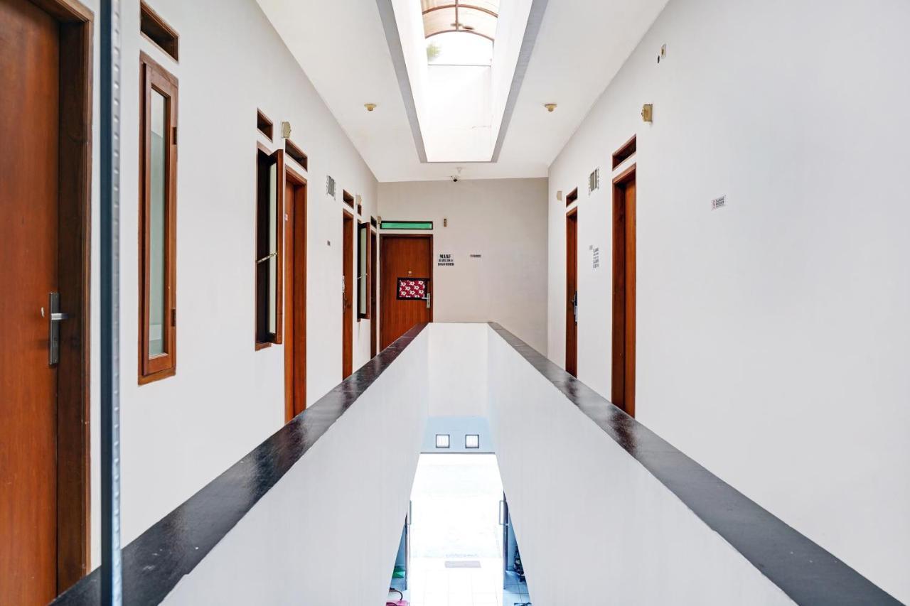Oyo 1932 Srimahi Residence Бандунг Экстерьер фото